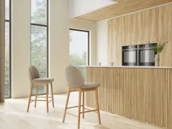 ACTONA GROUP Barhocker »Sophia - Bequemer Barstuhl aus Eiche mit Fußstütze & Rückenlehne« Set, 2 Stk. tlg. Skandinavisches Design, Sitz aus Stoff, für Küche & Essbereich