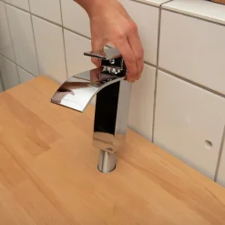 CORNAT Waschtischarmatur »Verchromter Druckgusskörper / Mühelose Schaftbefestigung /« Mit Druck-Ablaufventil / Wasserhahn fürs Bad / Schwallauslauf