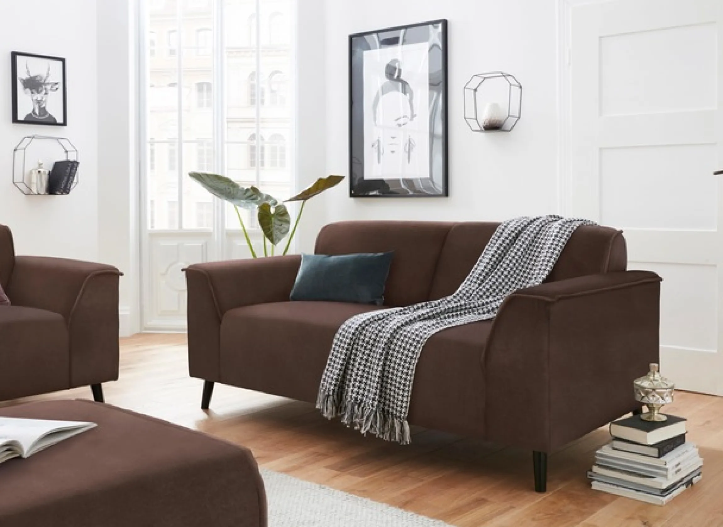 DOMO collection 2-Sitzer »Amora, inklusive komfortablem Federkern für mehr Sitzkomfort« Komfortsitzhöhe 47 cm, Fußhöhe passend für gängige Saugroboter!
