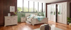 FORTE Kleiderschrank »Kashmir, klassischer Landhausstil, Made in Europe« Maße (B/T/H): 255/63/221 cm,mit Spiegel und dekorativen Fräsungen und Elementen
