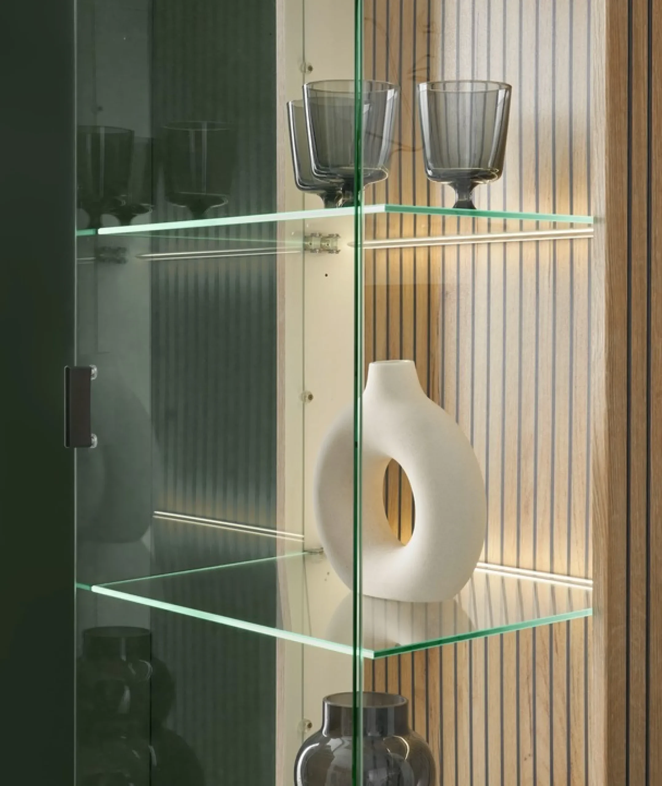 Home affaire Vitrine »Hudson« in moderner Trendfarbe, Griffe aus Metall (Schwarz), Höhe 180 cm