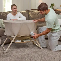 ingenuity Baby-Reisebett »Snooze & Stow™ Easy-Folding Bassinet, beige« faltbar