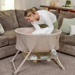 ingenuity Baby-Reisebett »Snooze & Stow™ Easy-Folding Bassinet, beige« faltbar