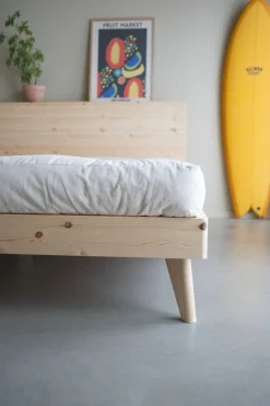 Karup Design Bettgestell »RETREAT BED« aus Kiefer massiv mit Lattenrost, Kopfteil mit 3 Ablagen