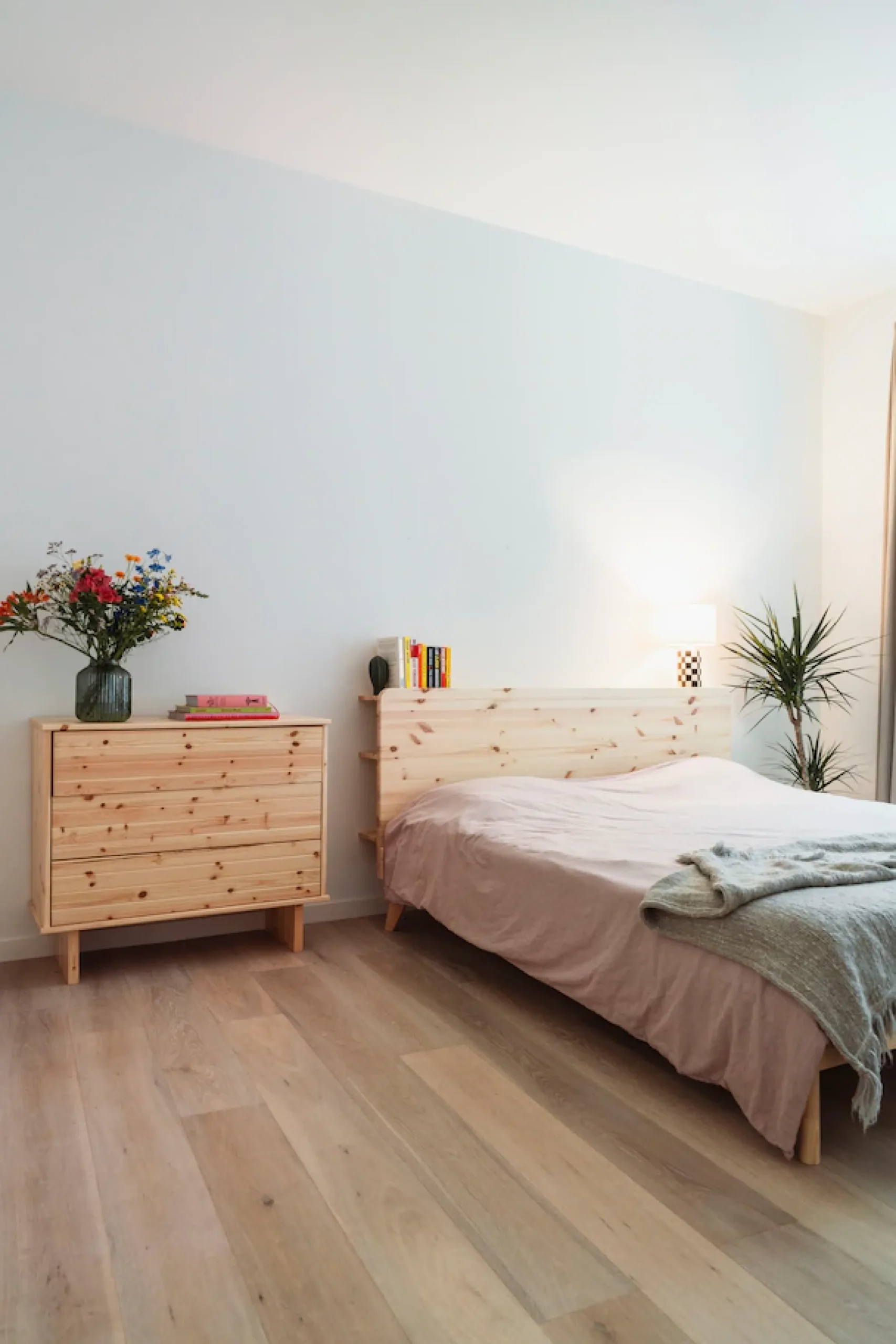 Karup Design Bettgestell »RETREAT BED« aus Kiefer massiv mit Lattenrost, Kopfteil mit 3 Ablagen
