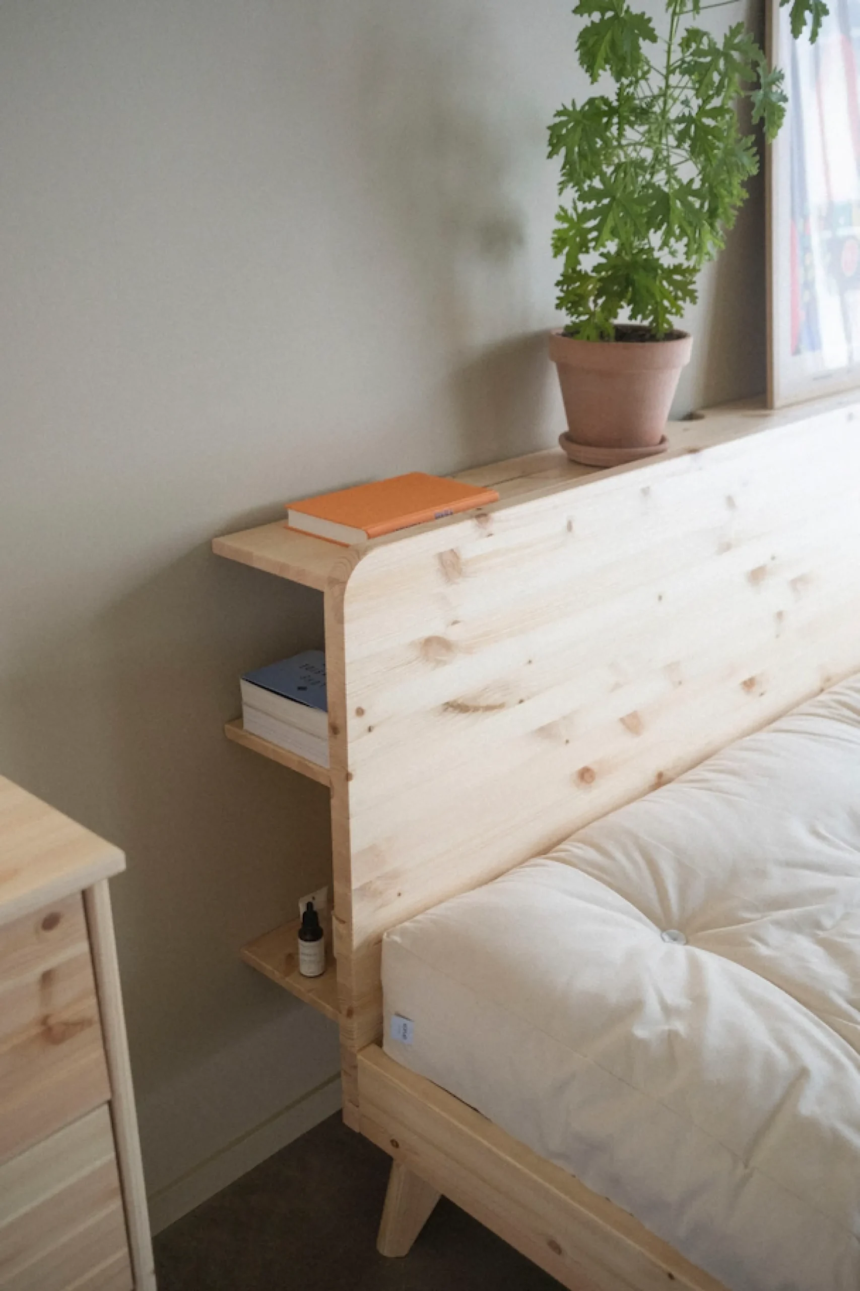 Karup Design Bettgestell »RETREAT BED« aus Kiefer massiv mit Lattenrost, Kopfteil mit 3 Ablagen