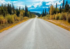 Komar Fototapete »Atlin Road - Größe 368 x 254 cm« bedruckt glatt Wohnzimmer, Schlafzimmer