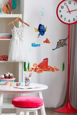 Komar Wandtattoo »Dory and Friends - Größe 50 x 70 cm« selbstklebend, Wandsticker, Kinderzimmer