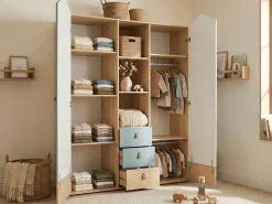 OTTO home Kleiderschrank »Hennix skandinavisches Spitzdach-Design mit Soft-Close, viel Stauraum« H/B/T ca. 200/150/51cm,3 Schubladen, Made in Germany, variable Einlegeböden