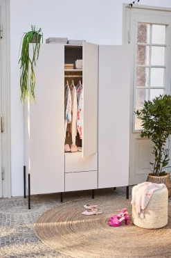OTTO home Kleiderschrank »Jukon, moderner Kleiderschrank mit Metallfüßen« B/H/T 3-Türer: ca. 135/210/60 4-Türer ca: 180/210/60,push to open Funktion, passend zur JUKON Serie, viel Stauraum