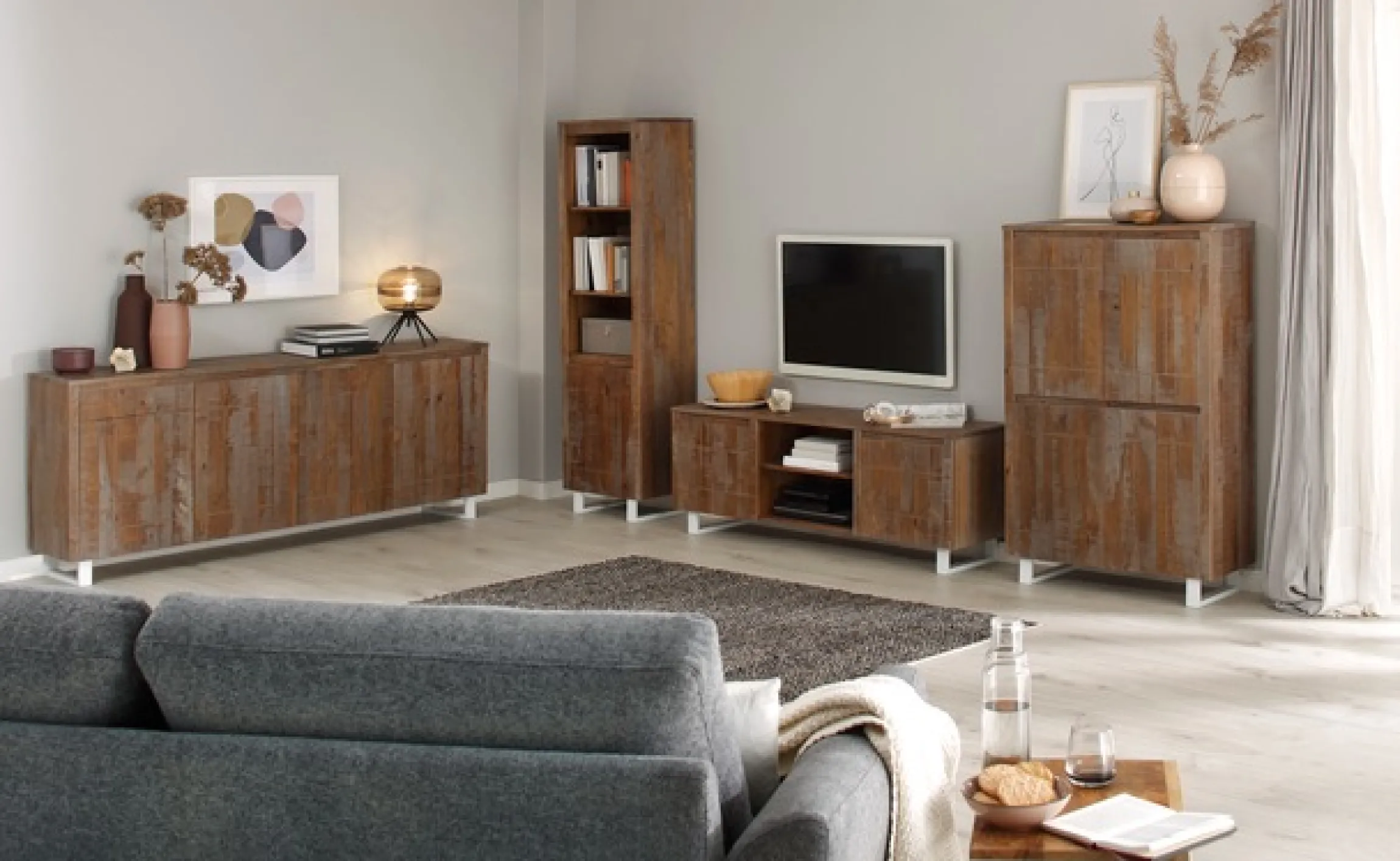 OTTO home Lowboard »Lagos« Kommode aus massivem Kiefernholz, mit weiß lackiertem Beingestell