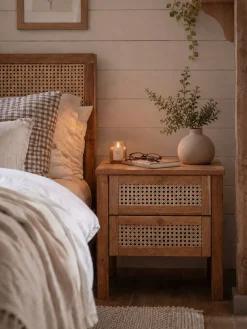 OTTO home Nachtkonsole »Hällevik Nachtkonsole, Nachtkommode in hochwertiger Verarbeitung« 1 Stk. tlg. Massivholz, Skandinavisches Design,Robust, stabil, FSC zertifiziert