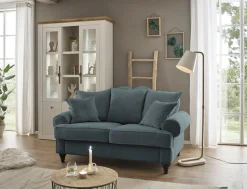 OTTO home 2-Sitzer »Westminster, Sofa im Landhausstil, Couch mit Zierkissen« Federkern-Polsterung, gedrechselter Fuß, hochwertiger Microfaserbezug