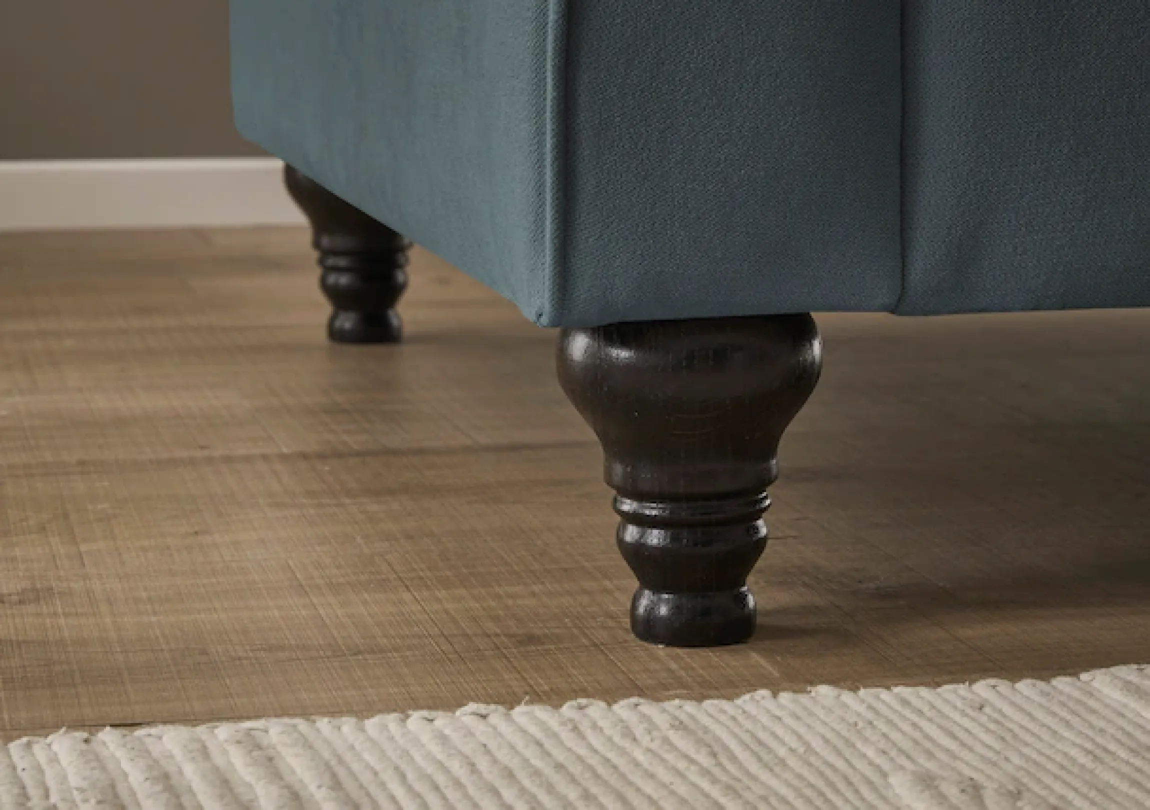 OTTO home 2-Sitzer »Westminster, Sofa im Landhausstil, Couch mit Zierkissen« Federkern-Polsterung, gedrechselter Fuß, hochwertiger Microfaserbezug