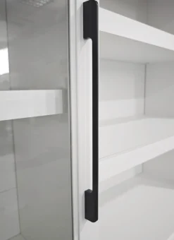 OTTO home Vitrine »Ismund« aus MDF, mit Holz-Zierleiste, schwarzem Metallgriff, Höhe 121 cm