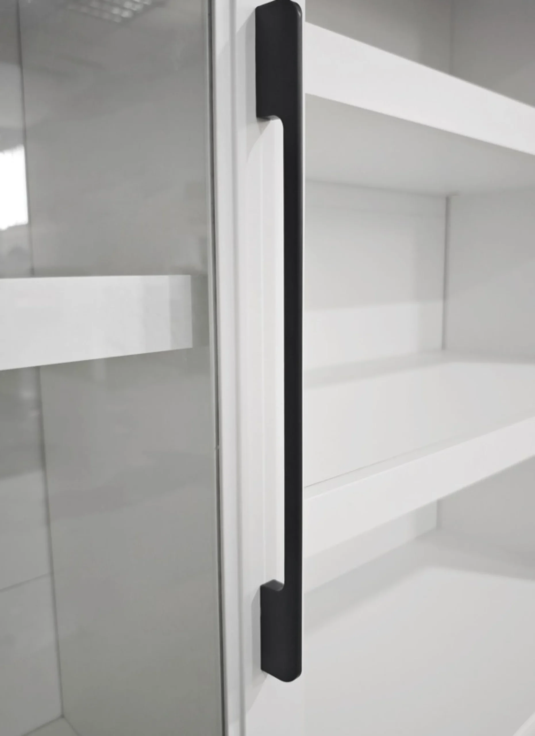 OTTO home Vitrine »Ismund« aus MDF, mit Holz-Zierleiste, schwarzem Metallgriff, Höhe 121 cm