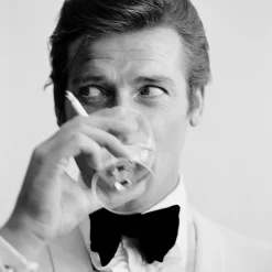 queence Acrylglasbild »Roger Moore« Film | Filmfiguren | Filmszene | Foto | Mann | Portrait | Schwarz-Weiß | Stars Fine Art-Print in Galeriequalität