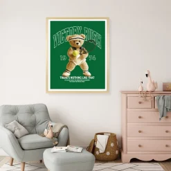 queence Bild mit Rahmen »Vintage Teddy Bär in Tennis Outfit« Bär | Bären | Fashion | Figuren | Mode | Modebilder | Schriftzug HD Premium Poster-Druck inkl. Echtholzrahmen in beige