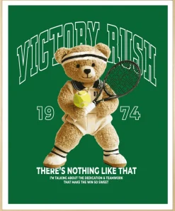 queence Bild mit Rahmen »Vintage Teddy Bär in Tennis Outfit« Bär | Bären | Fashion | Figuren | Mode | Modebilder | Schriftzug HD Premium Poster-Druck inkl. Echtholzrahmen in beige