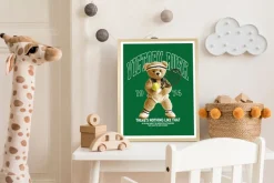 queence Bild mit Rahmen »Vintage Teddy Bär in Tennis Outfit« Bär | Bären | Fashion | Figuren | Mode | Modebilder | Schriftzug HD Premium Poster-Druck inkl. Echtholzrahmen in beige