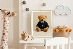 queence Bild mit Rahmen »Vintage Polo Teddy Bär mit Krawatte« Bär | Bären | Fashion | Figuren | Mode | Modebilder HD Premium Poster-Druck inkl. Echtholzrahmen in beige
