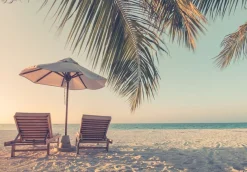 queence Fototapete »Strandliegen am Meer« Meer | Motiv | Strand | bedruckt | natürlich | realistisch glatt Wandpaneele, selbstklebend, Tapete, Sticker, Wanddeko, XXL-Fotomotiv