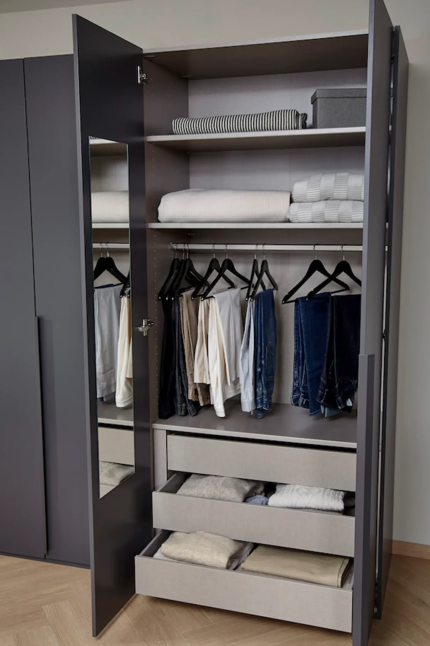 rauch Drehtürenschrank »Kleiderschrank Schrank Garderobe Wäscheschrank PURISMA Glasfront« in den Breiten 151/201/251/301 cm, inkl. SOFT-CLOSE-FUNKTION,schlichte Eleganz, mit umfangreicher Innenausstattung MADE IN GERMANY