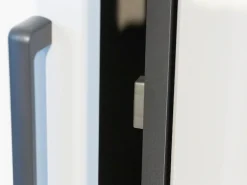 rauch Drehtürenschrank »Kleiderschrank Schrank Garderobe Wäscheschrank VOYAGER« in 3 verschiedenen Ausstattungen BASIC/CLASSIC/PREMIUM,mit 2 modernen Griffvarianten, mit Außenschubladen MADE IN GERMANY