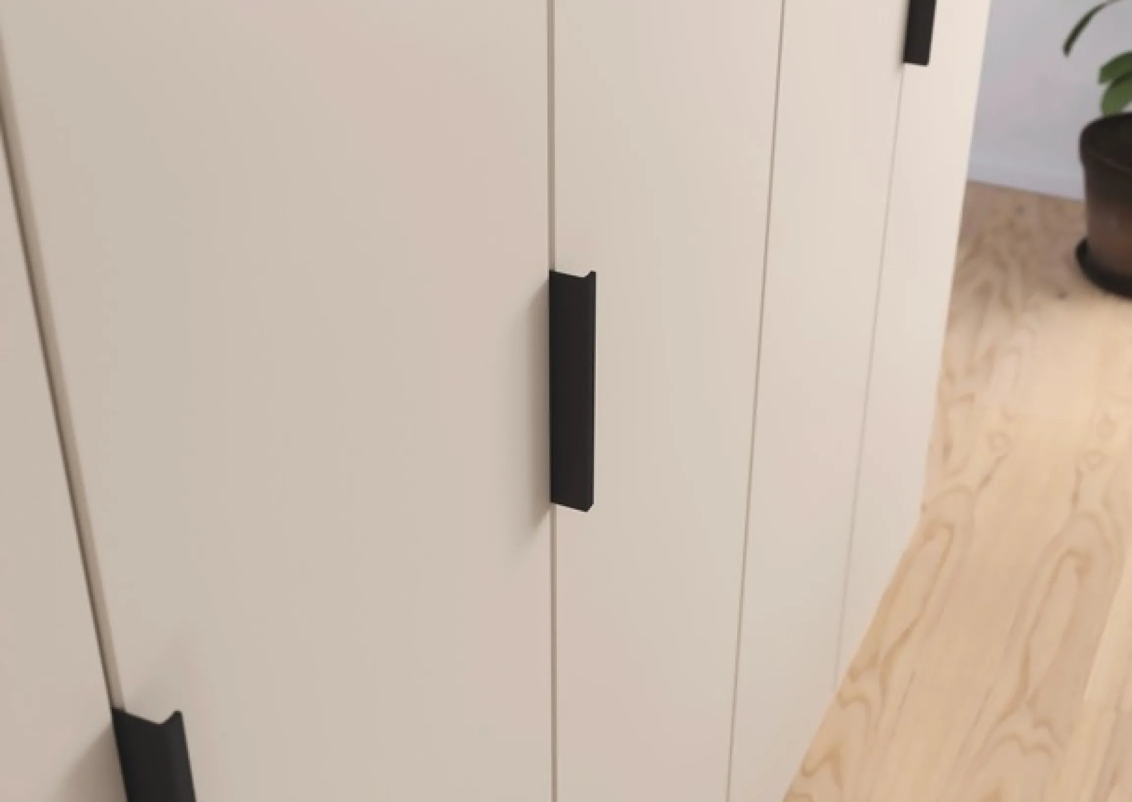 rauch Kleiderschrank »Drehtürenschrank Schrank Garderobe Schlafzimmerschrank KODA« oberer Schubkasten mit praktischer Inneneinteilung,mit asymmetrisch angeordneten Schubladen MADE IN GERMANY