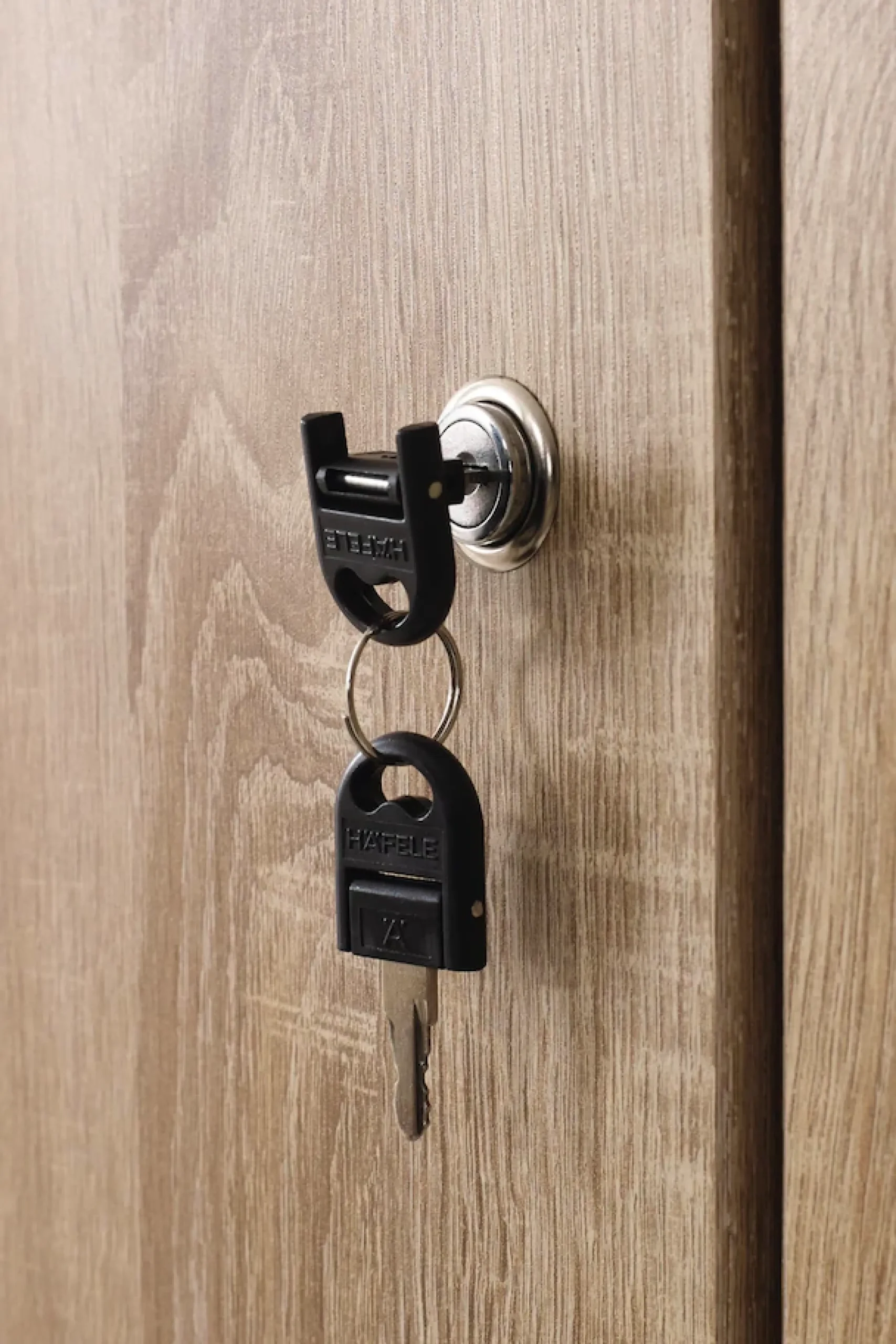 rauch Kleiderschrank »Schrank Garderobe Garderobenschrank Putzschrank Wäscheschrank BERGHEIM« Breiten 91/136/181 cm, Höhe 197 cm,2 Außenschubladen, Tür/en abschließbar je 2 Schlüssel MADE IN GERMANY