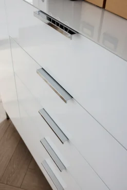 rauch Kombikommode »Kommode Türkommode Sideboard Kombikommode FLIPP mit Glasfront« Breite 200 cm mit 2 Einlegeböden,3-türig, 3 Schubladen, Soft-Close-Funktion, Oberboden und Front Glas