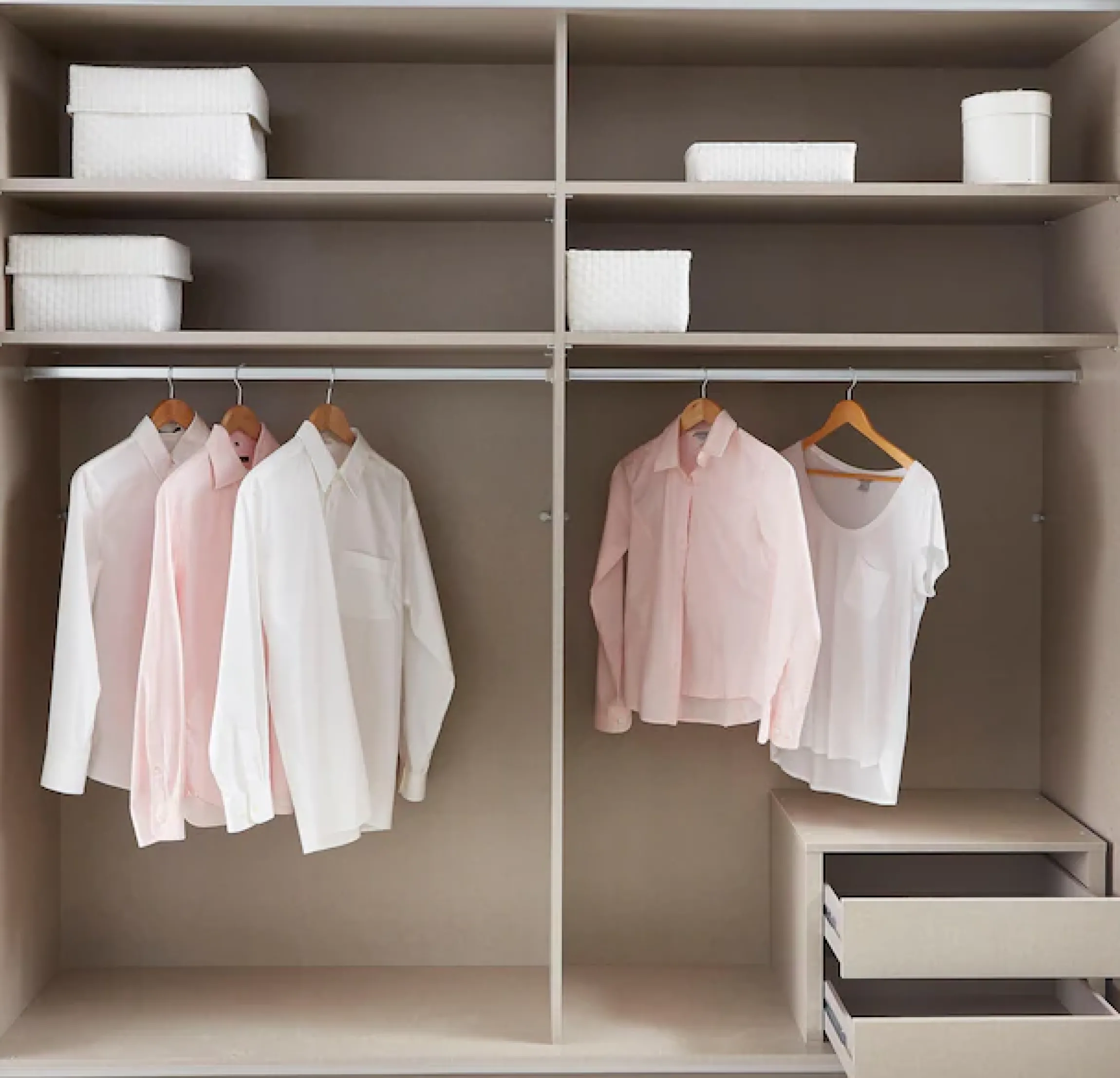 rauch Schwebetürenschrank »Kleiderschrank Schrank Garderobe Wäscheschrank Schlafzimmer BORBA« Breiten 218/260 cm, Höhe 210 cm,optional mit Absetzung in Graumetallic MADE IN GERMANY