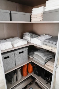 rauch Schwebetürenschrank »Schrank Garderobe Eckkleiderschrank QUADRA Front in Dekor/Hochglanz« in den Höhen 210/229 cm, inkl. Soft-Close-Funktion,großer Eckschrank mit viel Stauraum, Maß 181x187 cm MADE IN GERMANY