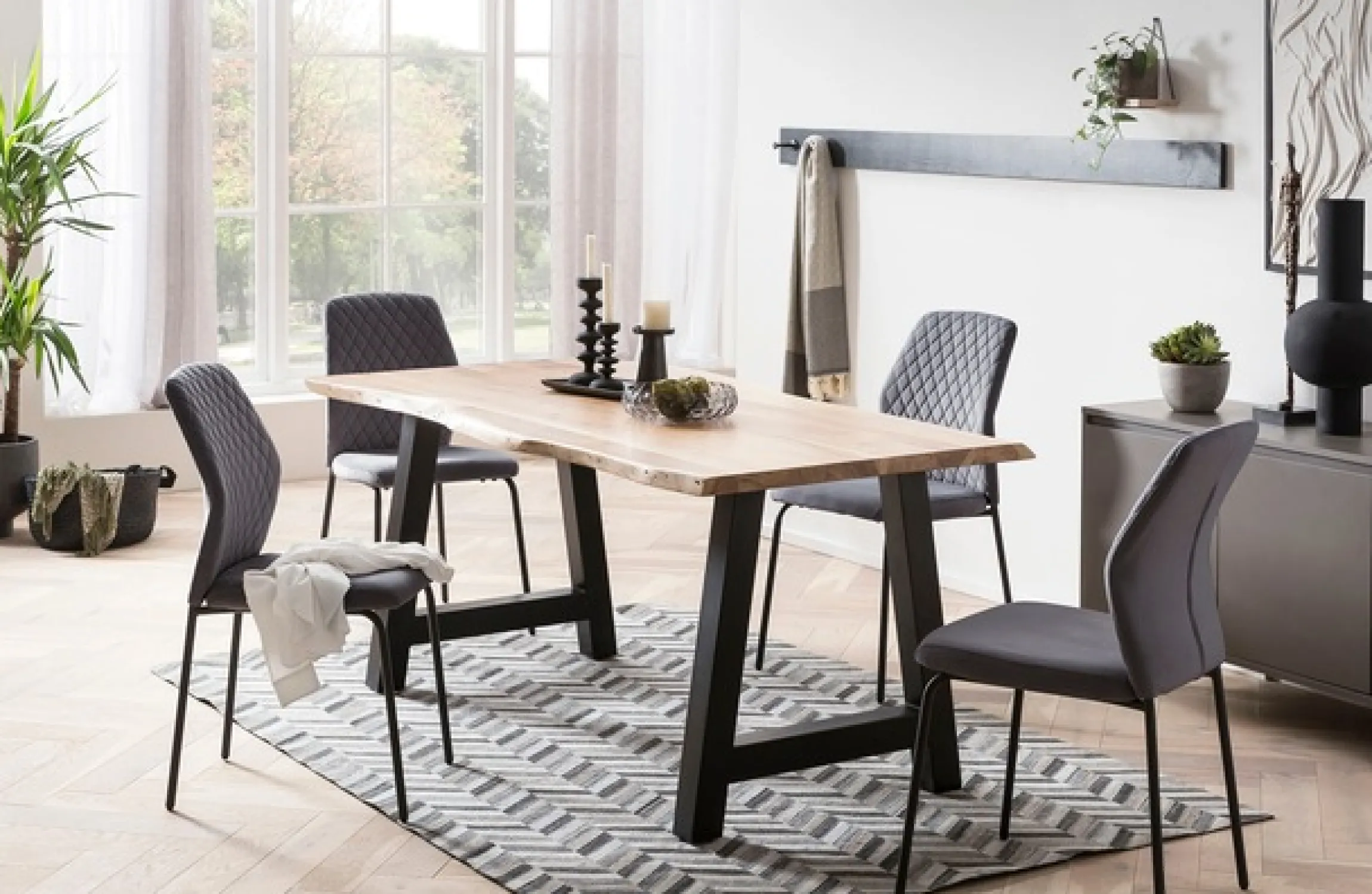 SalesFever 4-Fußstuhl »Esszimmerstuhl mit elegantem Stil« (Set) 2 Stk.2er Set mit eleganter Wabensteppung im Rücken