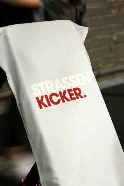 Sporthandtuch »Straßenkicker« mit dekorativem "Straßenkicker" Schriftzug