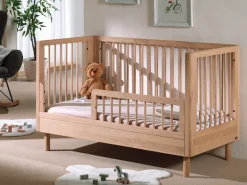 Vipack Babybett »hochwertig, stabil gebaut, Made in Europe, Oberfläche geölt lt. EN71-3« 70/140 cm, mit Schlupfsprossen und Lattenrost, höhenverstellbar