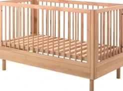 Vipack Babybett »hochwertig, stabil gebaut, Made in Europe, Oberfläche geölt lt. EN71-3« 70/140 cm, mit Schlupfsprossen und Lattenrost, höhenverstellbar