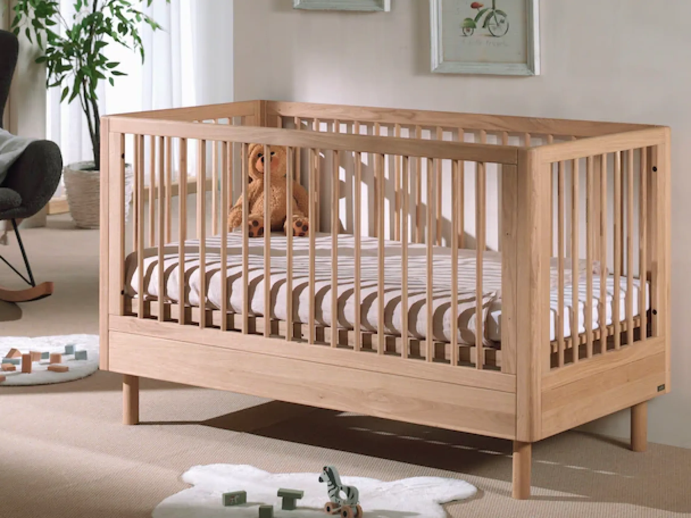 Vipack Babybett »hochwertig, stabil gebaut, Made in Europe, Oberfläche geölt lt. EN71-3« 70/140 cm, mit Schlupfsprossen und Lattenrost, höhenverstellbar