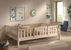 Vipack Kinderbett »Dallas, massiv Bett, Rausfallschutz, umbaubar vom Boden- zum Daybett« inkl. Rolllattenrost und Sprossenumrandung, 90 oder 140x200 cm breit,stabil und standfest gebaut, wahlweise Kiefer massiv natur oder weiß