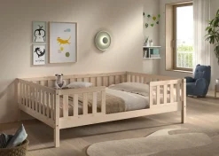 Vipack Kinderbett »Dallas, massiv Bett, Rausfallschutz, umbaubar vom Boden- zum Daybett« inkl. Rolllattenrost und Sprossenumrandung, 90 oder 140x200 cm breit,stabil und standfest gebaut, wahlweise Kiefer massiv natur oder weiß