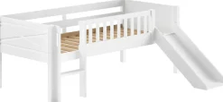 Vipack Spielbett »Scott mit niedriger Einstiegshöhe inkl. Leiter, Rutsche und Rollnrost« in Kiefer massiv, weiß 90x200 cm, wahlweise ohne und mit Rollboxen