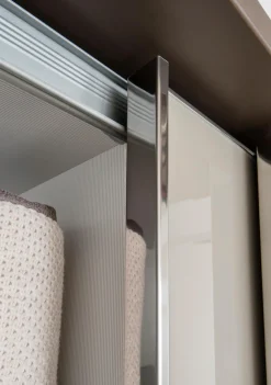 WIEMANN Schwebetürenschrank »Shanghai, Made in Germany,« mit praktischer Panorama-Tür und edler Glasfront, lautlos gleitend
