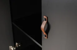 WOOOD Garderobenschrank »Dian FSC®-Kiefernholz mit Ledergriffe, H 180 x B 94 x T 40 cm« Schutzlackierte Oberfläche, einfach zu montierbar, sichtbare maserung