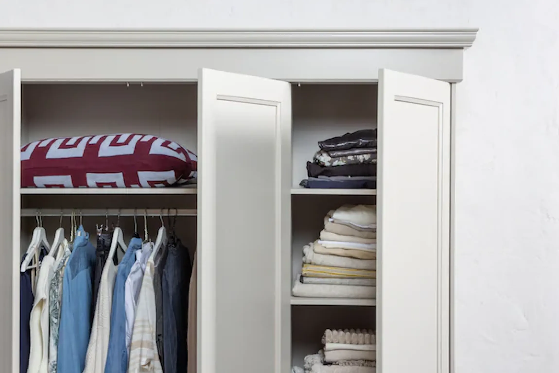 WOOOD Kleiderschrank »Olivia FSC®-Kiefernholz mit Hängebereich, H 212 x B 171 x T 63 cm« Tragkraft 10 kg pro Boden, Einlegeboden-Optionspakete erhältlich
