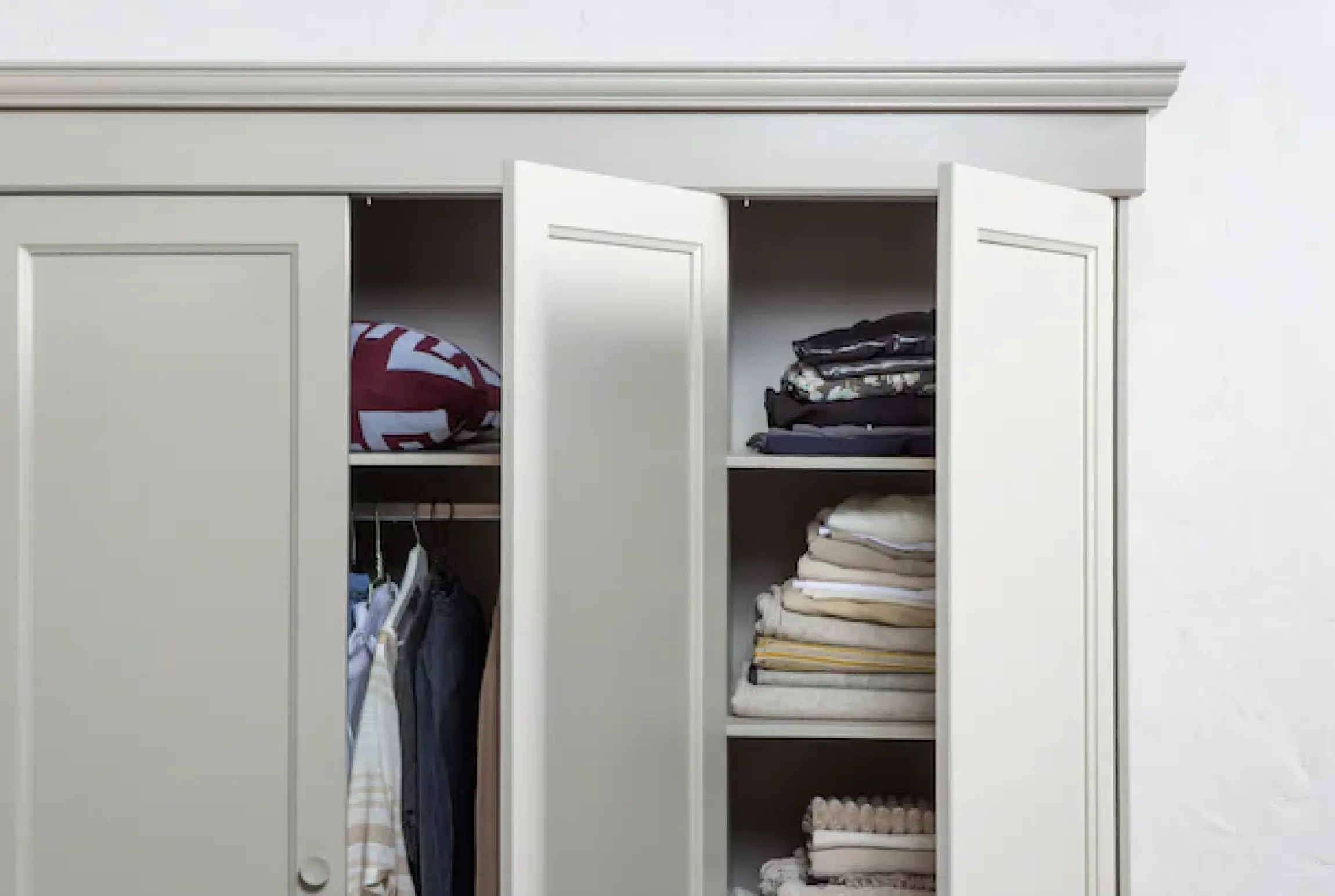 WOOOD Kleiderschrank »Olivia FSC®-Kiefernholz mit Hängebereich, H 212 x B 171 x T 63 cm« Tragkraft 10 kg pro Boden, Einlegeboden-Optionspakete erhältlich