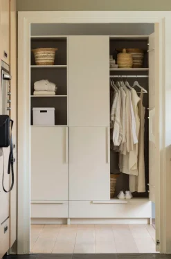 WOOOD Kleiderschrank »Pure FSC®-Kiefernholz lackiert mit Soft-Close und Kleiderstange« H 215 x B 95 x T 60 cm, Tragkraft 10 kg pro Boden, pfleigleicht