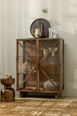 WOOOD Vitrine »Kella Mangoholz mit Glastüren und Glasablagen B 100 x D 44 x H 132 cm« Wandbefestigung empfohlen, Tragkraft 5–7 kg pro Glasboden