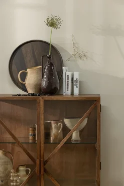 WOOOD Vitrine »Kella Mangoholz mit Glastüren und Glasablagen B 100 x D 44 x H 132 cm« Wandbefestigung empfohlen, Tragkraft 5–7 kg pro Glasboden