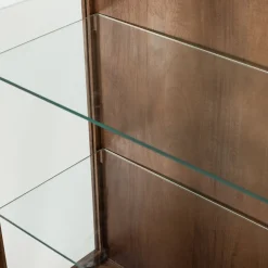 WOOOD Vitrine »Kella Mangoholz mit Glastüren und Glasablagen B 100 x D 44 x H 132 cm« Wandbefestigung empfohlen, Tragkraft 5–7 kg pro Glasboden